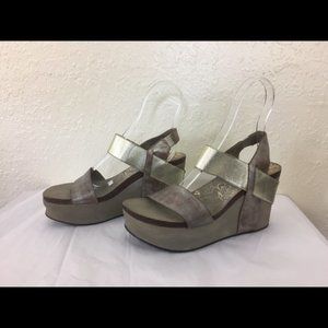 OTBT bushnell Gold Metallic wedge sandals 7.5 M